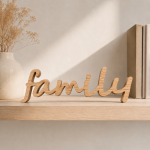 Napis family z drewna