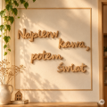 Drewniany napis w skandynawskim wnętrzu.png